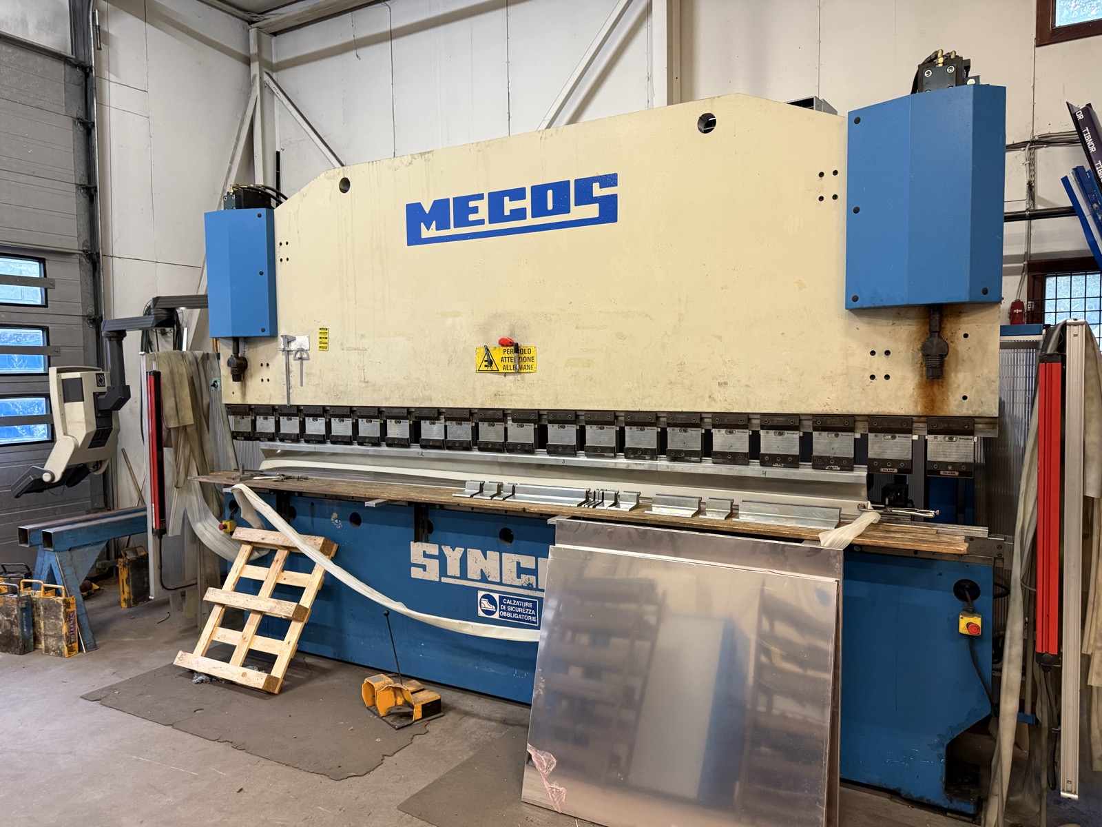 Mecos Syncro 125/400 -särmäyspuristin edestä, työkalut asennettuna.